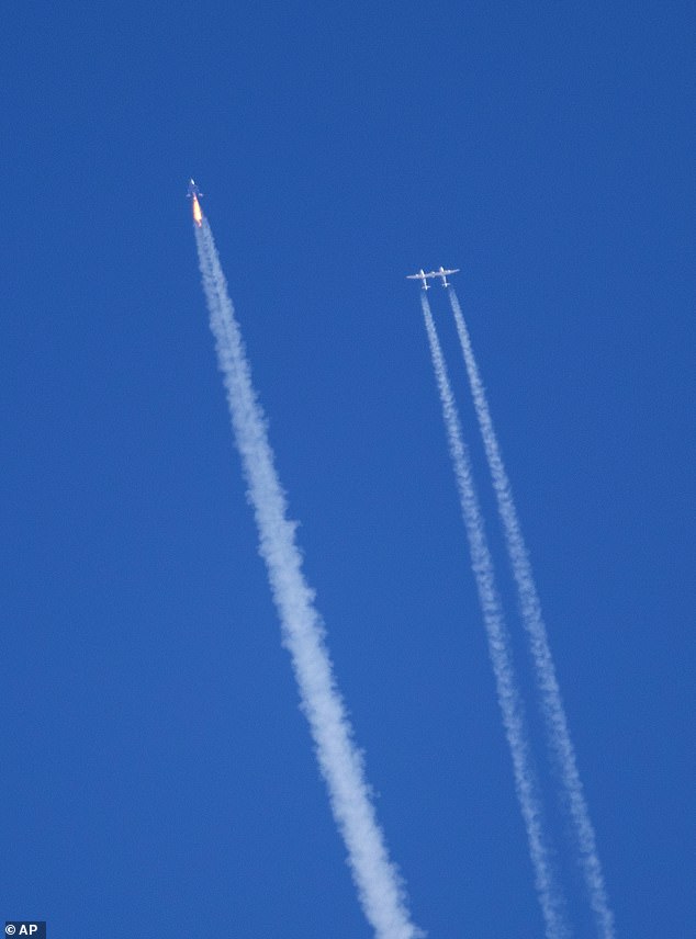 Abgebildet ist der Moment, in dem sich Raumflugzeug und Mutterschiff während des Raumflugs trennten