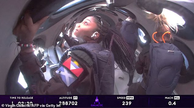 Anastatia Mayers genießt die unglaubliche Aussicht auf den Weltraum.  Sie flog mit ihrer Mutter 50 Meilen über der Erdoberfläche