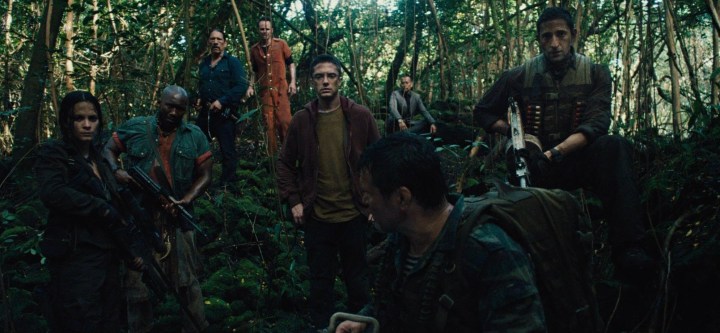 In Predators schließt sich eine Gruppe von Jägern zusammen und hält Waffen im Dschungel.
