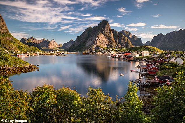 Die nordischen Länder könnten das nächste große britische Urlaubsmekka werden, da traditionelle Reiseziele wie das Mittelmeer mit extremer Hitze zu kämpfen haben (im Bild: ein Blick auf Reine, ein kleines Fischerdorf auf den Lofoten in Norwegen).