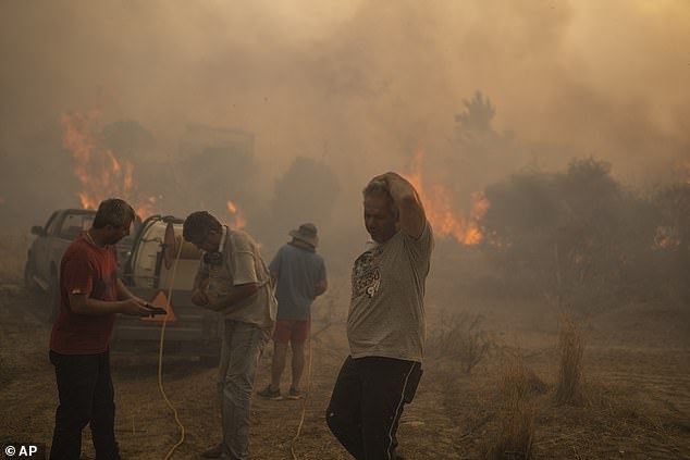 Es kommt zu einer Zeit, in der Waldbrände traditionelle Urlaubsziele wie Rhodos verwüstet haben, wo letzten Monat 8.000 Touristen evakuiert wurden (Bild).