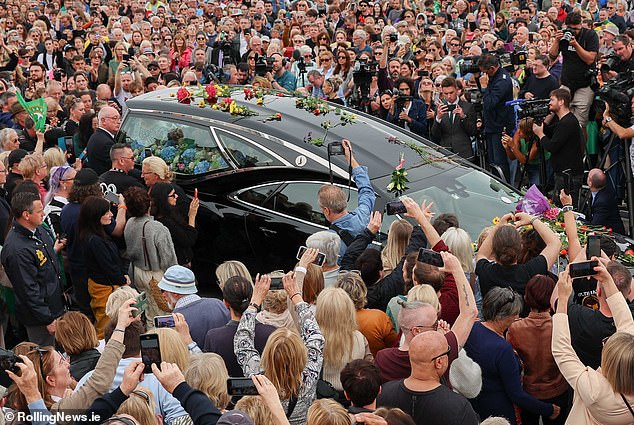 Fans von Sänger Sinead O'Connor säumten am 8. August in Bray die Straßen für einen „letzten Abschied“.