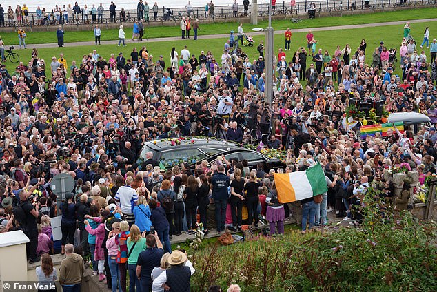 Tausende säumten die Straßen von Bray, um dem irischen Sänger Sinead O'Connor Tribut zu zollen