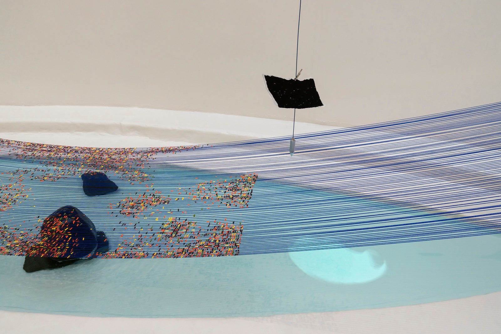 Installationsansicht von Sarah Szes Timelapse-Show im Guggenheim Museum in New York