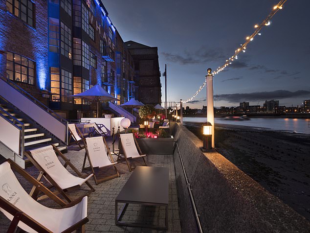 Genießen Sie den Blick auf die Docklands Riverside in diesem hellen und geräumigen DoubleTree by Hilton Hotel, dessen Zimmerpreise ab 104 £ liegen