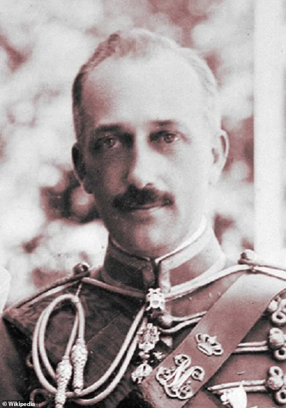 Die Nachfolge ist seit Ferdinands Tod im Jahr 1960 umstritten. Sowohl sein Neffe Infante Alfonso, Herzog von Kalabrien, als auch sein Bruder Prinz Ranieri (im Bild) erhoben Anspruch auf den Thron.  Diese Fehde zwischen ihren Nachkommen dauert bis heute an