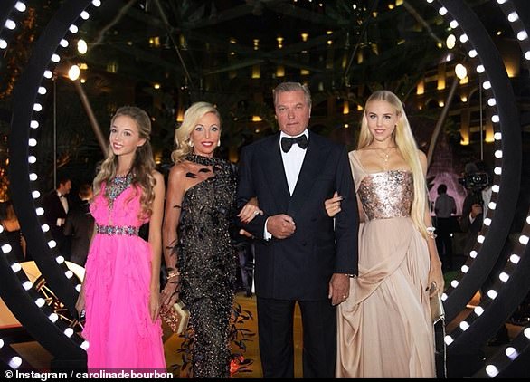 Die Familie posierte 2019 für Fotos bei den Influencer Awards in Monaco, mit Chiara in einem rosa Kleid, Camilla in einem grauen Kleid und Carolina in einem roségoldenen Kleid