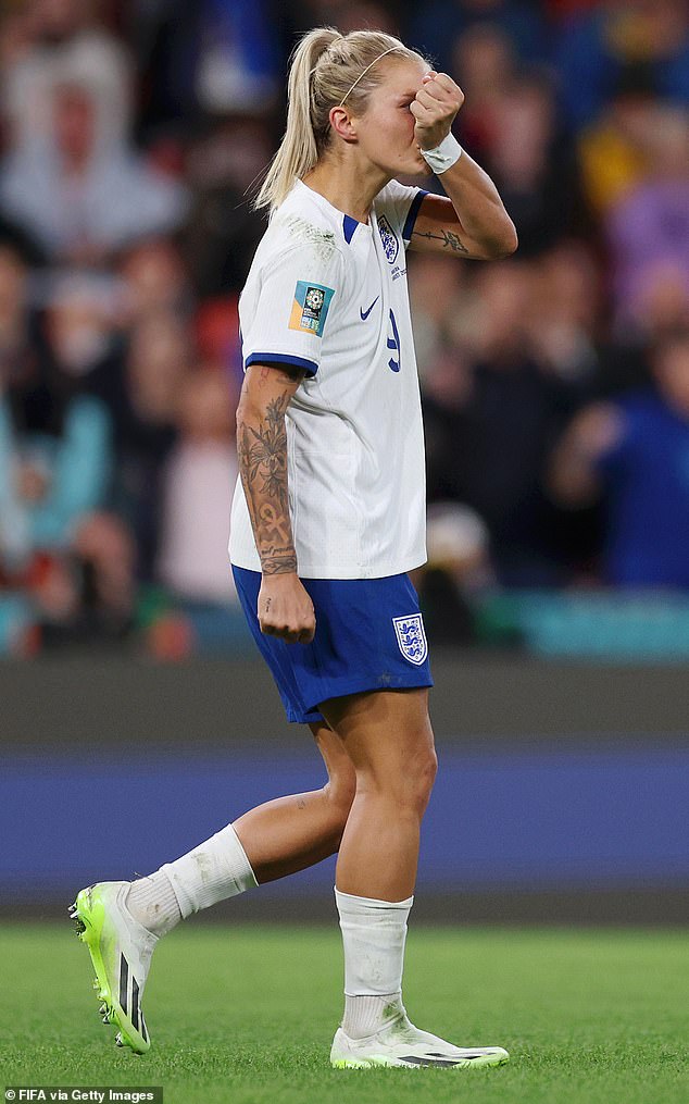 Im Bild: Rachel Daly küsst ihr Armband, nachdem sie Englands dritten Elfmeter gegen Nigeria geschossen hat