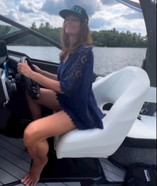 Im Jahr 2022 veröffentlichte Cindy Crawford ein Foto von sich selbst am Steuer eines Motorboots auf einem Muskoka-See