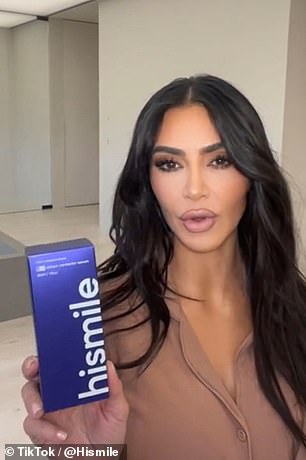 In einem Video, das auf der eigenen TikTok-Seite von HiSmile beworben wurde und von 21,6 Millionen Menschen gesehen wurde, sagte Kim Kardashian, sie sei „besessen“ von dem V34-Schaumprodukt