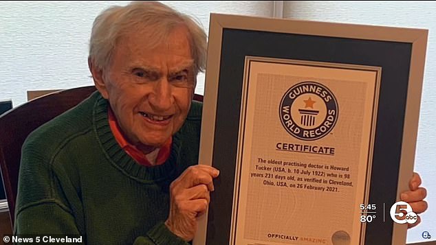 Dr. Tucker gewann letztes Jahr einen Guinness-Weltrekord als ältester praktizierender Arzt