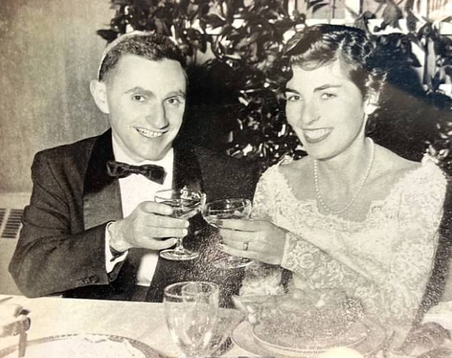 Dr. Tucker und seine Frau Sara, die mit 89 Jahren immer noch praktizierende Psychiaterin ist, pflegen ein gesundes soziales Umfeld und gehen gerne mit Freunden und Verwandten neue Restaurants ausprobieren.  Das Paar ist hier an seinem Hochzeitstag im Jahr 1957 abgebildet
