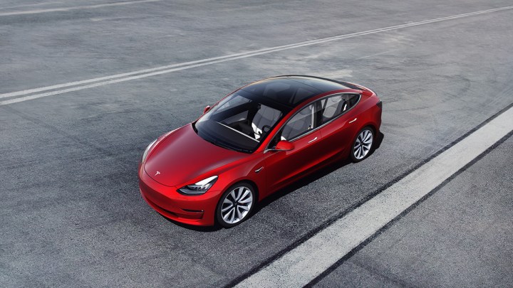 Ein Tesla Model 3 auf einer Straße.