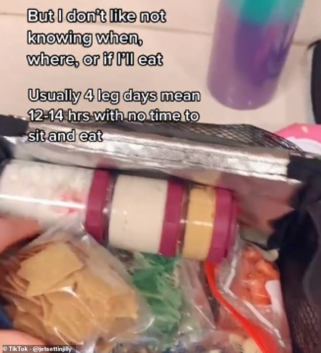 In einem TikTok verrät Flugbegleiterin @jetsettinjilly ihre Beweggründe dafür, ihre Mahlzeiten selbst zuzubereiten.  Sie erklärt in überlagerten Bildunterschriften: „Ich mag es nicht, nicht zu wissen, wann, wo oder ob ich esse.“
