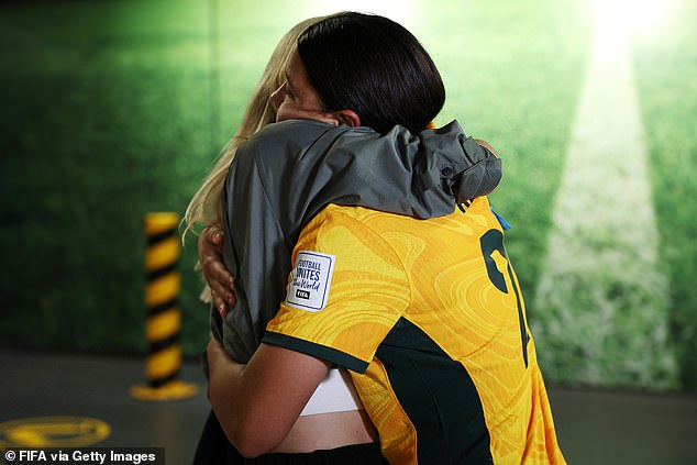 Kerr umarmte Mewis (oben) nach dem unglaublichen Viertelfinalsieg der Matildas