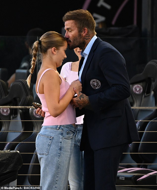 Gut gemacht: Beckham küsste seine Tochter auf die Stirn, nachdem sie vor dem Spiel gegen Charlotte FC als Spielerbegleitung gedient hatte