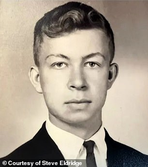 Der Hausmeister und Papierlieferant soll seit seiner Kindheit äußerst schüchtern gewesen sein.  Er ist auf seinem Highschool-Foto von 1965 abgebildet