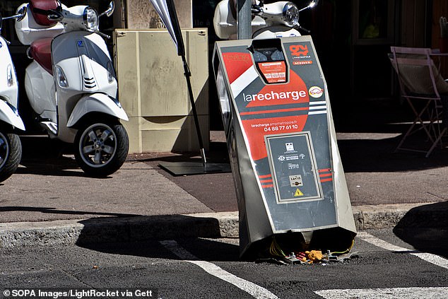 Ein Experte glaubt, dass es für Kriminelle „ziemlich einfach“ sei, Ladegeräte für Elektrofahrzeuge zu manipulieren.  Blick auf eine beschädigte Ladestation für Elektroautos in der Rue de la Loge in Marseille, Frankreich