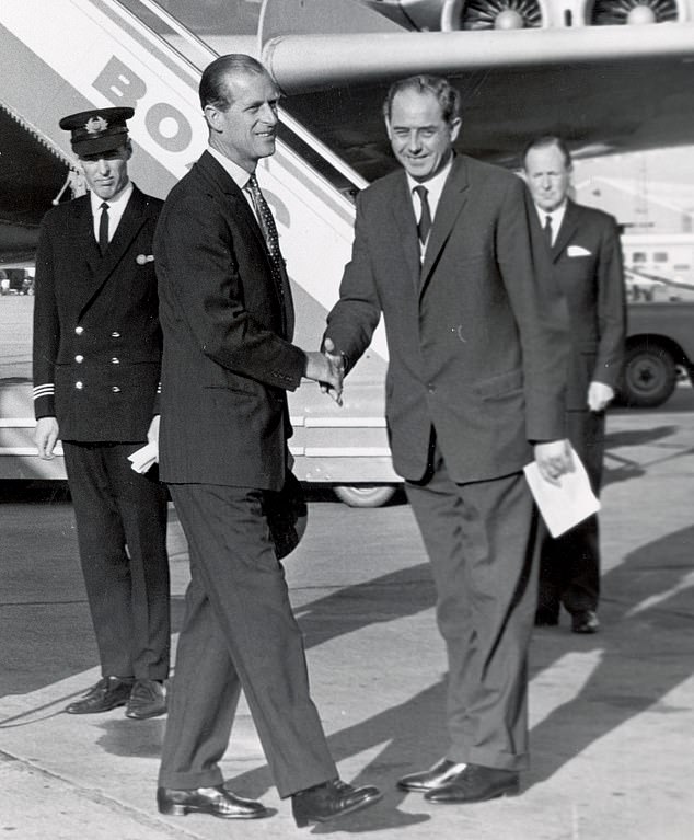 Im Bild: Prinz Philip schüttelt im Oktober 1966 dem Heathrow-Manager Herrn CD Waldron die Hand, während Peter Middleton (in Pilotenuniform zu sehen) in ihre Richtung lächelt