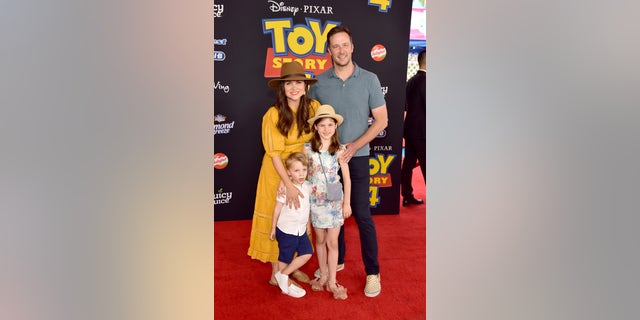 Tiffani Thiessen mit ihren Kindern und ihrem Mann auf dem roten Teppich