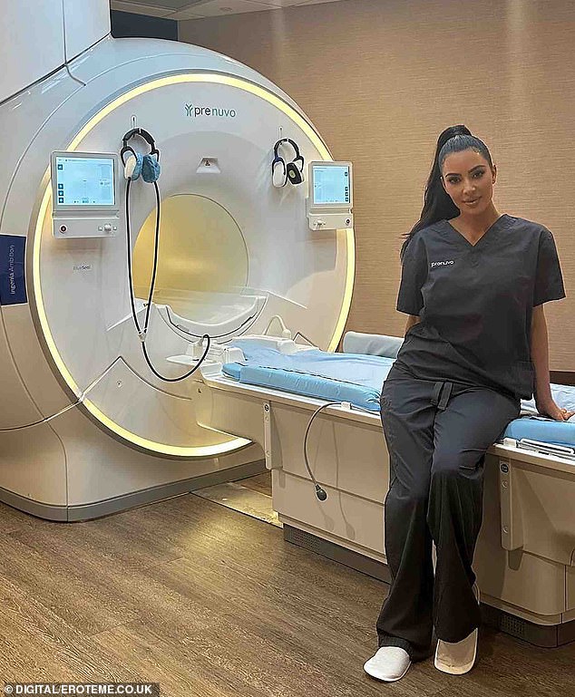 Kim Kardashian hat ihren 363 Millionen Instagram-Followern ein Selfie neben einem MRT-Scanner geteilt.  In der Bildunterschrift wurde der Scanner namens Prenuvo als „lebensrettend“ beschrieben.