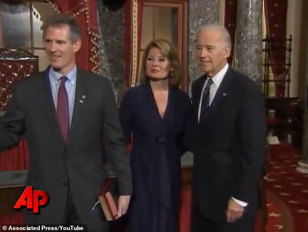 An einem Punkt während ihrer Begegnung war Biden zu sehen, wie er seine Hand auf Huffs unteren Rücken legte