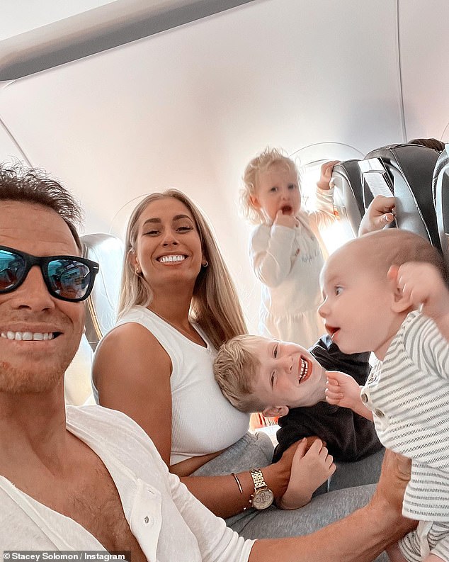 Urlaub: Das Paar reiste mit ihren fünf Kindern und Ehemann Joe in einen üppigen Sommerurlaub, während sie Schnappschüsse aus dem Flugzeug teilten