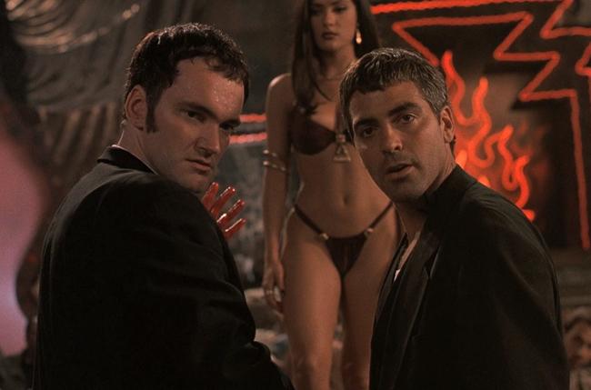 Quentin Tarantino, George Clooney und Salma Hayek stehen in From Dusk Till Dawn in einer Bar
