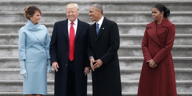 Der ehemalige Präsident Barack Obama (2. v. r.) und Präsident Donald Trump lachen gemeinsam, während die ehemalige First Lady Michelle Obama (r.) und Melania Trump nach der Einweihungszeremonie an der Westfront der USA dabei zuschauen, wie sie Trump als 45. Präsidenten der Vereinigten Staaten vereidigt Capitol in Washington, USA, 20. Januar 2017. REUTERS/Mike Segar - RTSWJBX