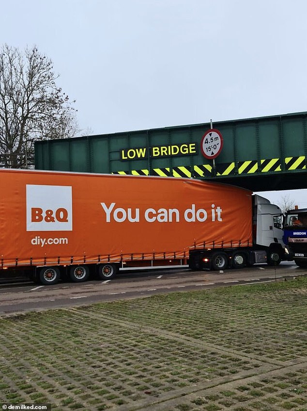 Dieser LKW-Fahrer aus Großbritannien schätzte die Größe seines Fahrzeugs falsch ein, als er versuchte, unter einer niedrigen Brücke hindurchzufahren