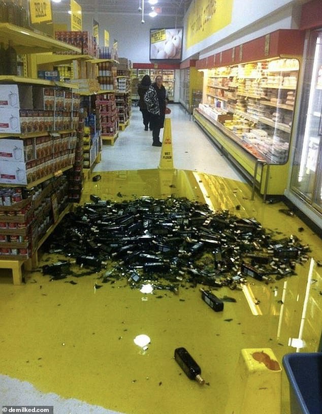 Dieser Einzelhandelsmitarbeiter musste nach einer Katastrophe in einem Gang eine riesige Öllache beseitigen
