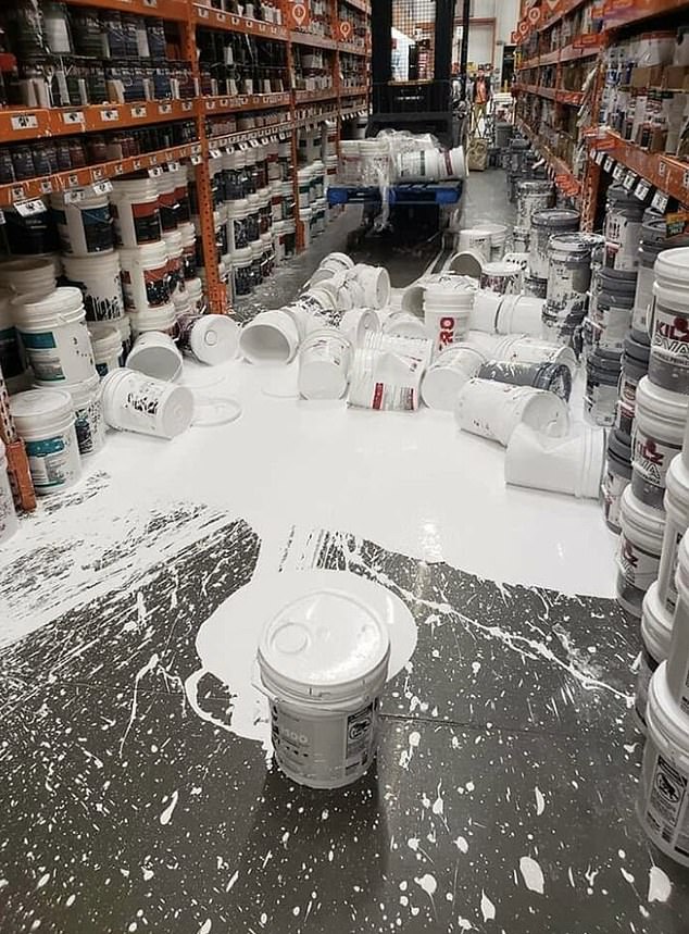 Dieser unglückliche Arbeiter kippte bei der Arbeit schließlich eine halbe Palette weißer Farbe auf den Boden