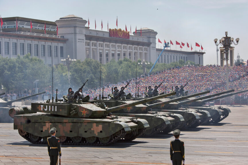 PEKING, CHINA – 3. SEPTEMBER: Chinesische Soldaten fahren in Panzern, während sie während einer Militärparade am 3. September 2015 in Peking, China, vor dem Platz des Himmlischen Friedens und der Verbotenen Stadt vorbeifahren.  China begeht den 70. Jahrestag des Endes des Zweiten Weltkriegs und seine Rolle beim Sieg über Japan mit einem neuen Nationalfeiertag und einer Militärparade in Peking.  (Foto von Kevin Frayer/Getty Images)