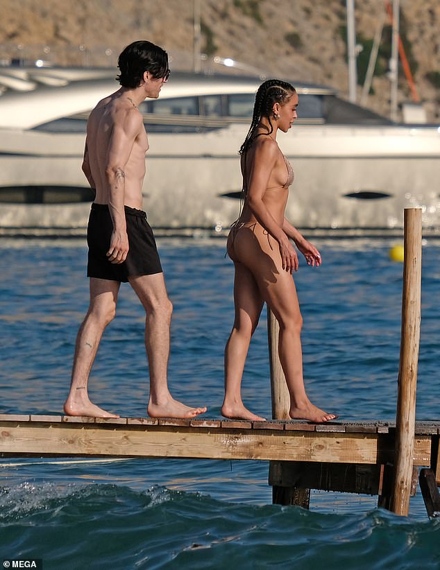Wunderschön: Sie zeigte ihren durchtrainierten Körper im Sommerkleid, als sie über den Strand spazierte und Händchen mit ihrem Freund hielt