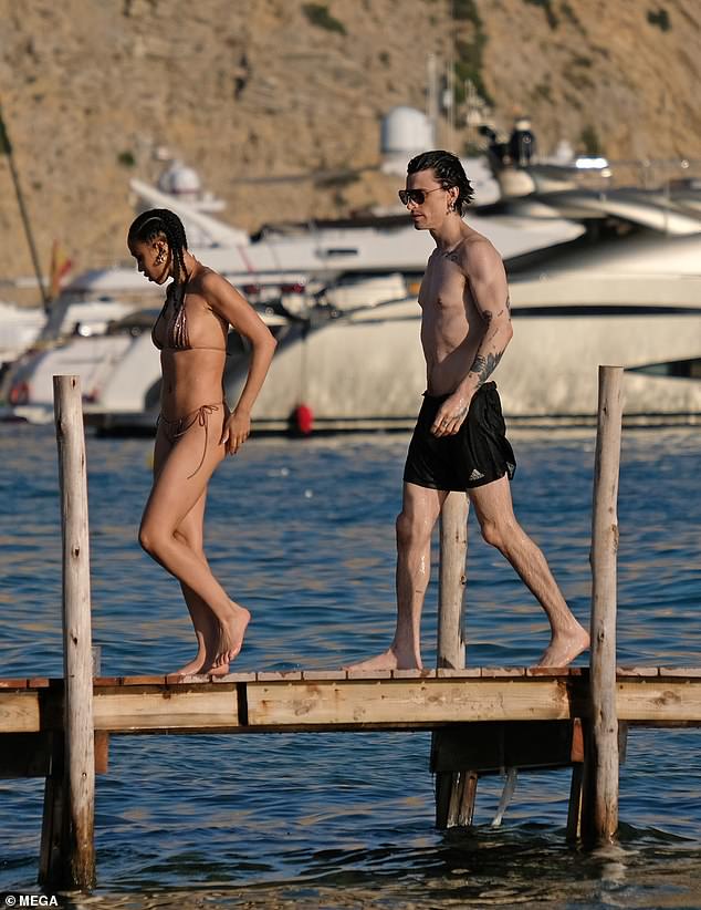 Unterwegs: Nach einem Bad im Meer machte sich das Paar auf den Weg zurück zum Strand