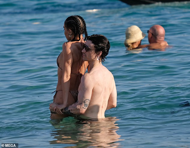Spaß haben: Das Paar tollte gemeinsam im Meer herum, während es sich von der Sonne abkühlte