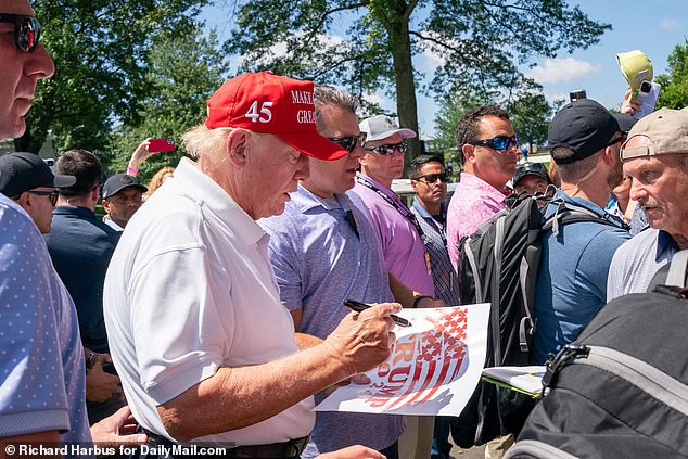 Trump gibt während einer LIV-Golfveranstaltung auf seinem Golfplatz in Bedminster, New Jersey, Autogramme