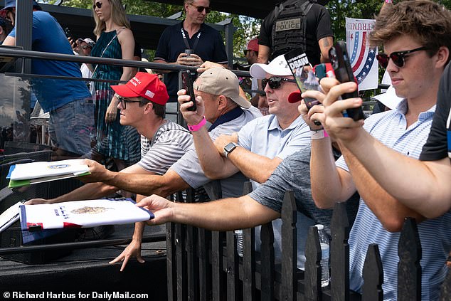 Fans stehen am Sonntag in New Jersey Schlange, um Fotos zu machen und Autogramme von Trump zu bekommen