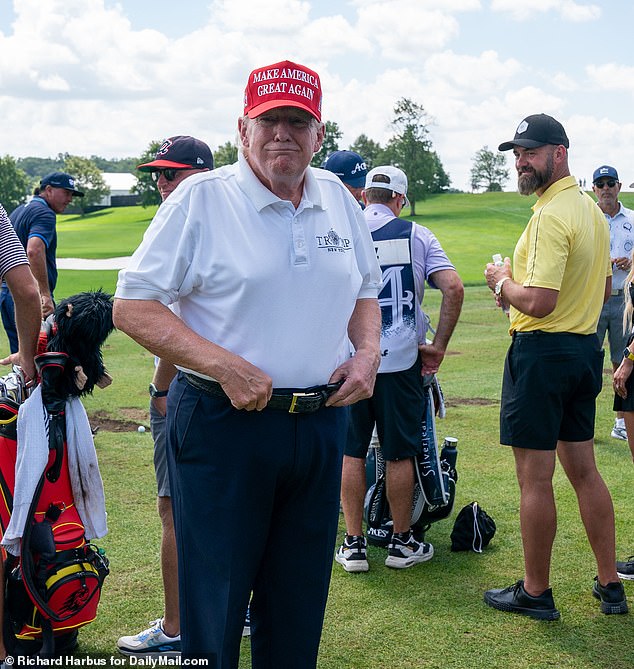 Trump passt seinen Gürtel am Sonntag während einer LIV-Golfveranstaltung in seinem Club in Bedminster, New Jersey, an