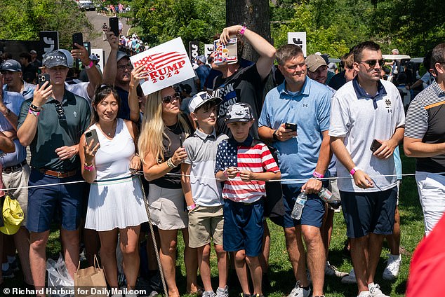 Golffans, Trump-Fans und Unterstützer beider waren in Bedminster, New Jersey, anwesend