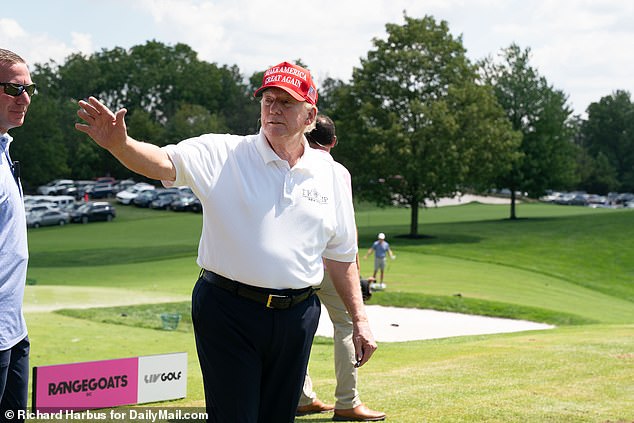 Donald Trump winkt der Menge während der letzten Aktion eines LIV-Golf-Events in New Jersey zu