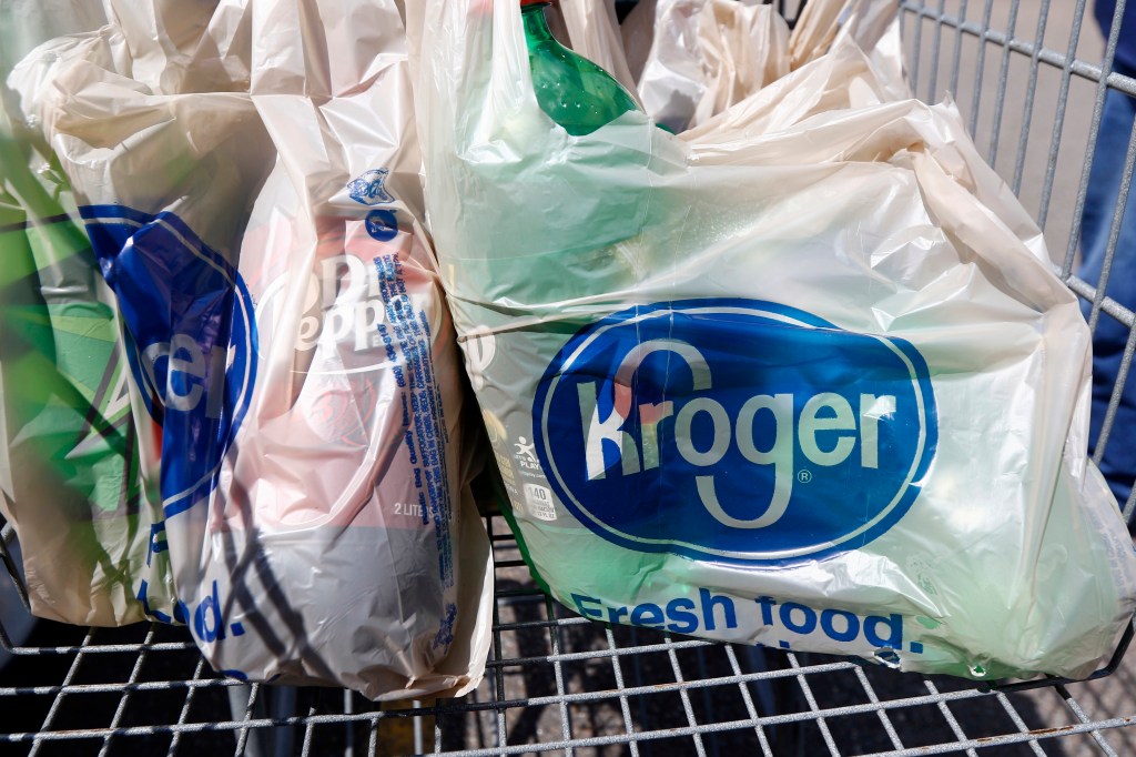 In diesem Einkaufswagen liegen verpackte Einkäufe aus dem Kroger-Lebensmittelgeschäft in Flowood, Mississippi. 