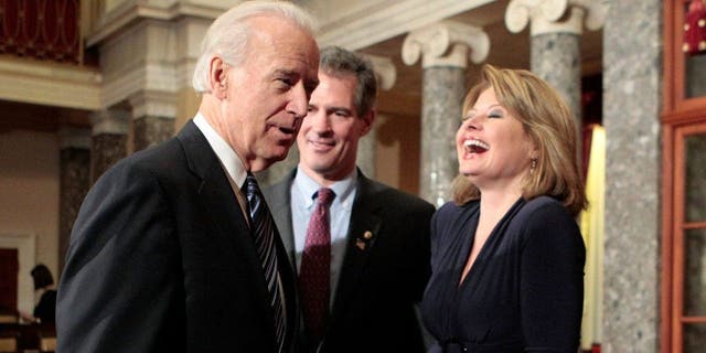 Gail Huff (R), Ehefrau von US-Senator Scott Brown (R-MA) (C), und Joe Biden (L)