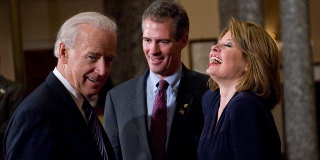 Senator Scott Brown nimmt mit seiner Frau Gail Huff und Vizepräsident Joe Biden an einer feierlichen Vereidigung teil