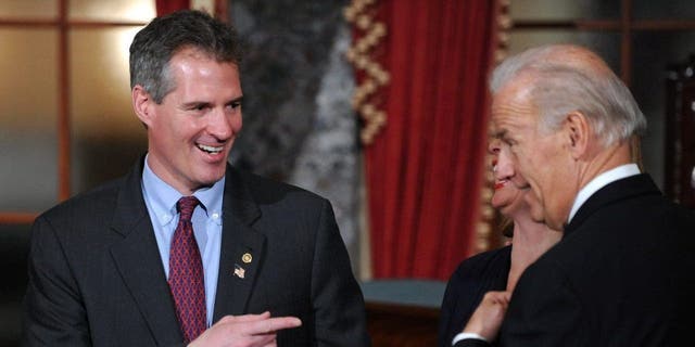 Senator Scott Brown (L)(R-MA) scherzt mit Vizepräsident Joe Biden