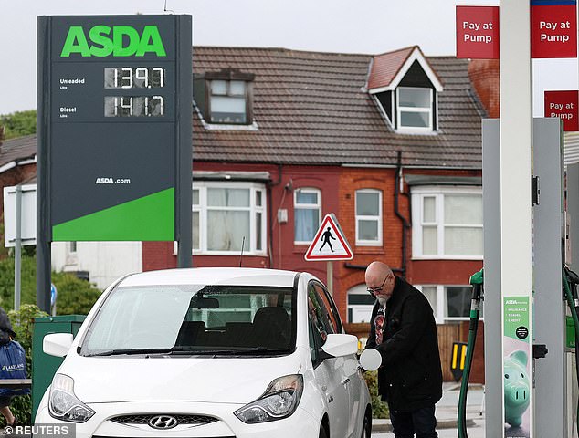 Asda wird der erste Kraftstoffhändler sein, der die täglichen Benzin- und Dieselpreise an jeder seiner Tankstellen im Abschnitt „Filialensuche“ seiner Website veröffentlicht