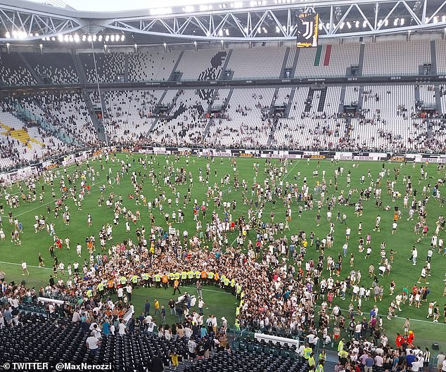 Juventus-Fans stürmten während eines Trainingsspiels das Spielfeld, um gegen das Interesse des Vereins an Chelsea-Stürmer Romelu Lukaku zu protestieren.  Sie riefen „Wir wollen Lukaku nicht“.