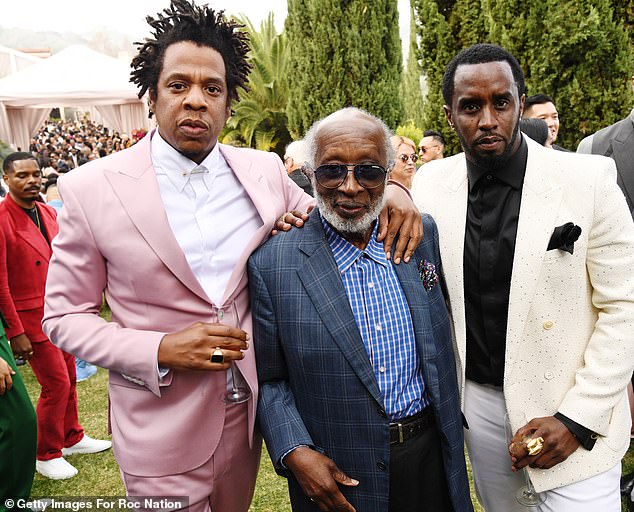 Clarence Avant (Mitte) ist im Jahr 2020 mit Jay-Z (links) und Sean Combs, bekannt als P Diddy (rechts), abgebildet. Avant hat im Laufe seiner Karriere Dutzende Musiklegenden beraten und gemanagt