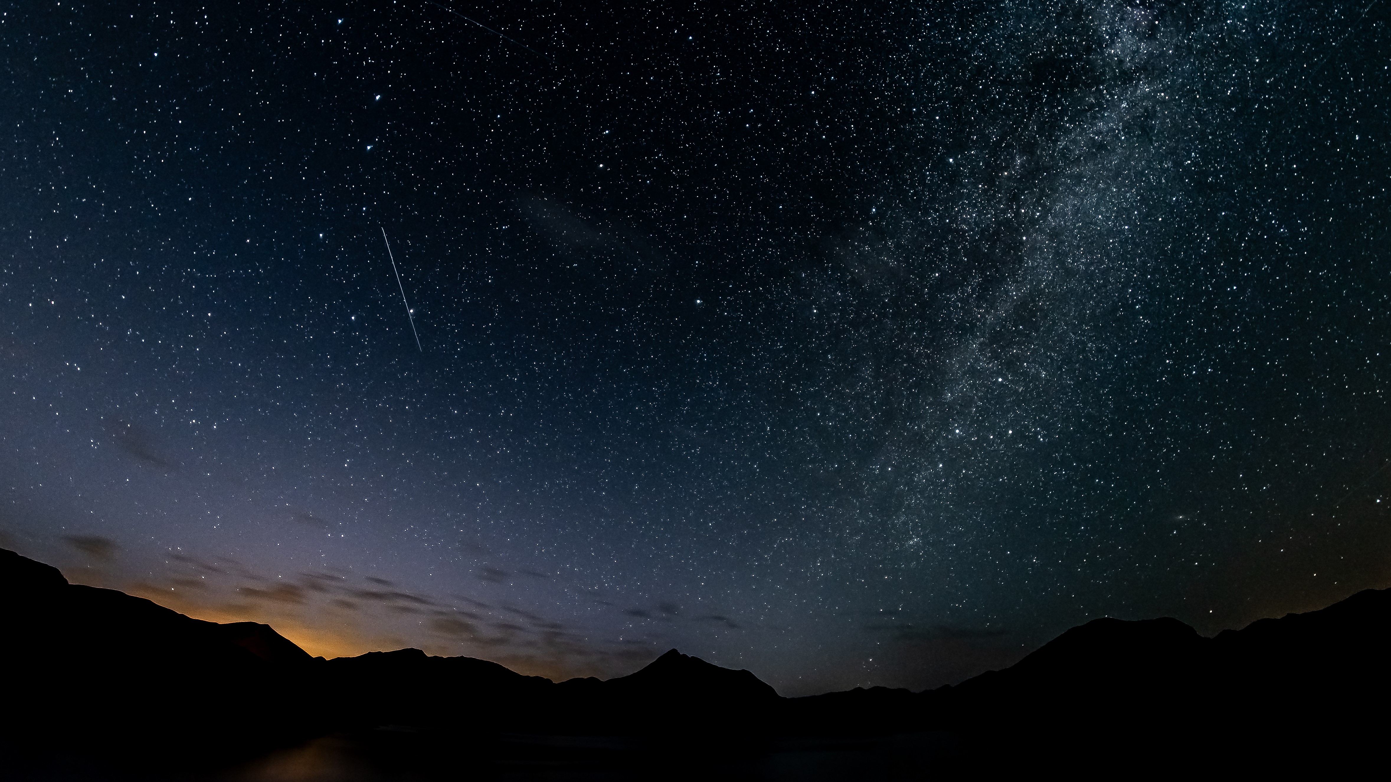 Meteor, der über einen Himmel voller Sterne rast.