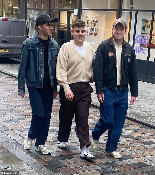 Freunde: Die Heartstopper-Stars, beide 19, wurden von einem männlichen Kumpel begleitet, als sie die Londoner Straße entlang schlenderten